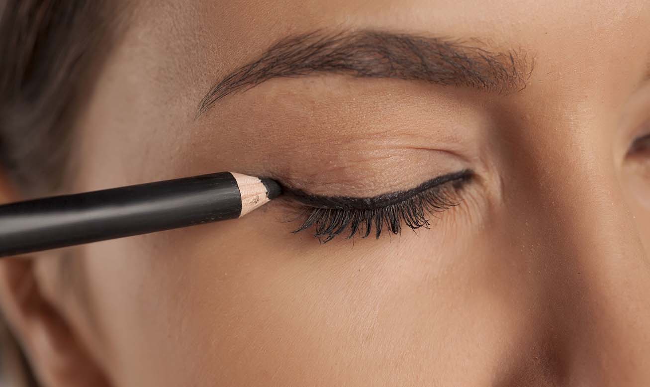 Een Reis door de Wereld van Stralende Ogen: Eyeliner Hacks & Aanbevolen Producten