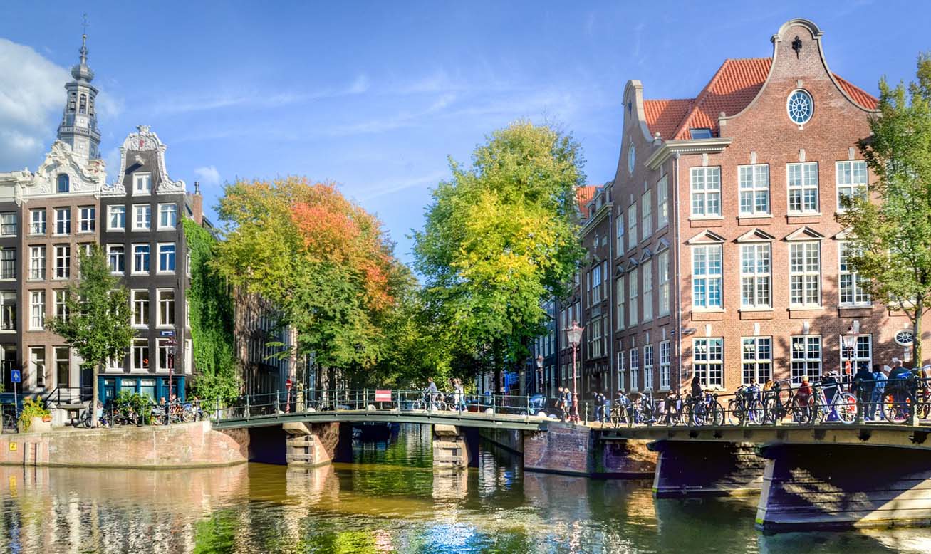 Van Luxe Hotels tot Groene Vakantieparken: Jouw Ultieme Gids voor Verblijven in Amsterdam